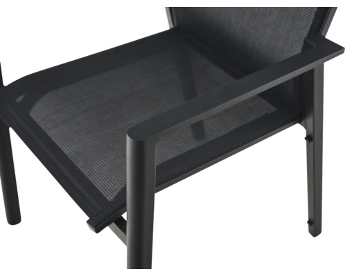 Détail d'une chaise de jardin avec structure en métal foncé et revêtement en textile noir sur l'assise et l'accoudoir.
