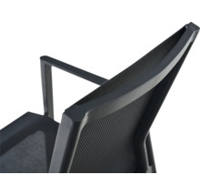 Gros plan d'une chaise de jardin noire avec dossier en textile mesh et structure en aluminium avec accoudoir.