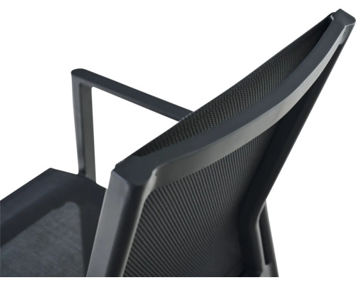 Gros plan d'une chaise de jardin noire avec dossier en textile mesh et structure en aluminium avec accoudoir.