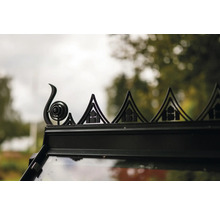 Vue détaillée de la pointe d'une serre avec des éléments décoratifs