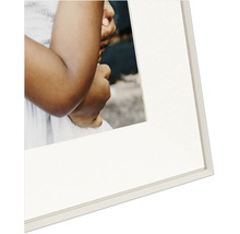 Gros plan d'un cadre photo blanc avec passe-partout blanc