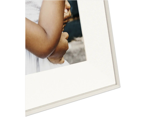 Gros plan d'un cadre photo blanc avec passe-partout blanc