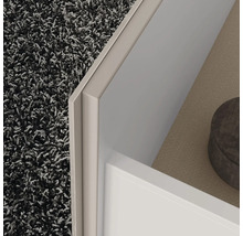 Gros plan d'une armoire avec un tapis