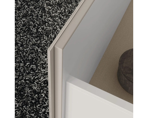 Gros plan d'une armoire avec un tapis