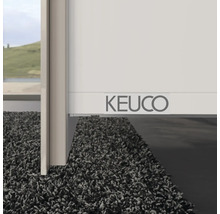 Vue détaillée d'un meuble de salle de bains blanc Keuco avec le logo Keuco
