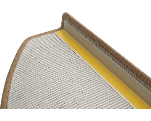 Detailaufnahme einer Teppichstufenmatte mit Klebestreifen zur Befestigung