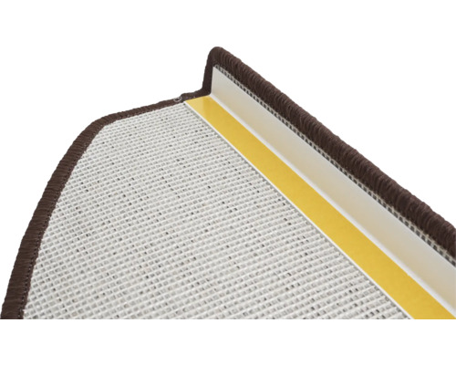 Detailansicht einer Treppenstufe mit brauner Umrandung und Befestigungsstreifen