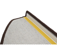 Détail d'une marche d'escalier avec profilé de protection des bords marron