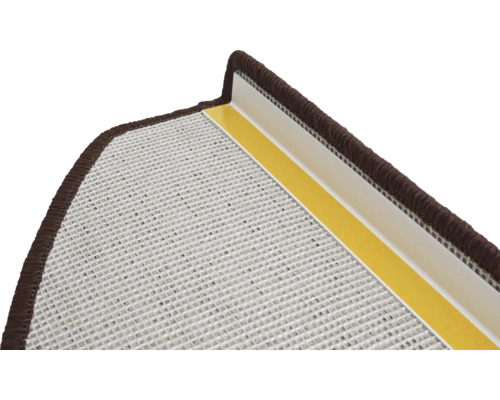 Détail d'une marche d'escalier avec profilé de protection des bords marron