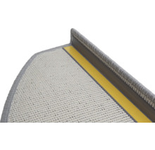 Gros plan d'une marche d'escalier avec tapis de protection et bandes de fixation