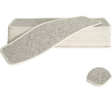 Marches d'escalier en moquette empilées