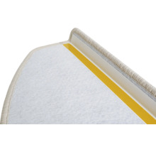 Detail einer Treppenstufe mit Klebeband zur Befestigung