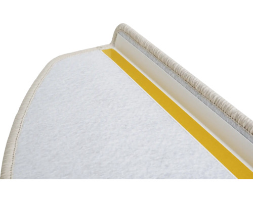 Gros plan sur une marche d'escalier avec moquette et bande adhésive