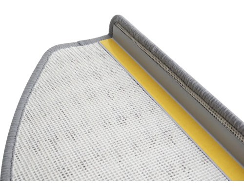 Detail einer Treppenmatte mit Klebestreifen und Kantenschutz