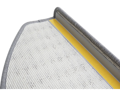 Détail d'un tapis d'escalier avec bande de fixation