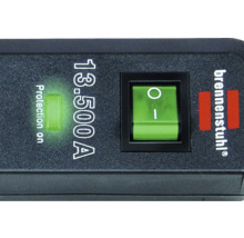 Detailaufnahme eines Überspannungsschutzes mit grünem Schalter und Brennenstuhl Logo.