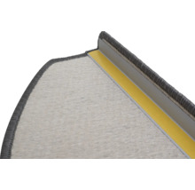 Detailansicht einer Treppenkantenprofils mit Klebestreifen