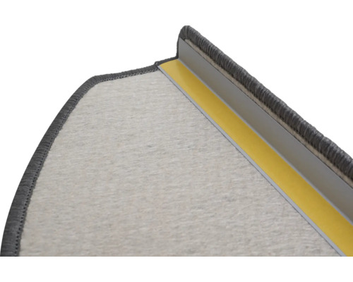 Detailansicht einer Treppenkantenprofils mit Klebestreifen