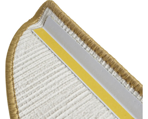 Detail einer Treppenkante mit Klebestreifen