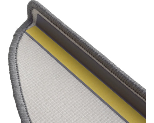 Détail d'une marche d'escalier avec surface textile et bande adhésive