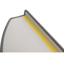 Détail d'une marche d'escalier avec surface textile et bande adhésive