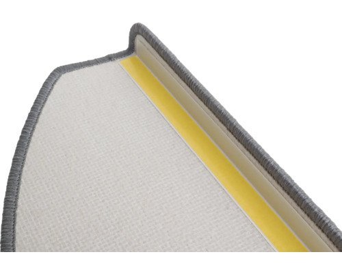 Détail d'une marche d'escalier avec surface textile et bande adhésive