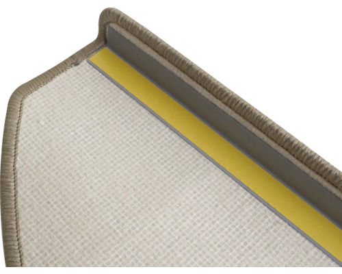 Detail einer Treppenstufe mit Klebeband zur Befestigung