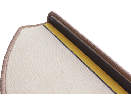 Detailaufnahme einer Treppenstufe mit Teppich und Kantenprofil