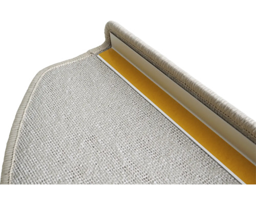 Detail einer Teppichstufenmatte mit Befestigungsstreifen