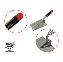 Truelle de maçon avec lame en acier et manche en bois