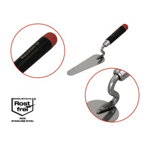 Truelle de maçon avec manche noir et surface en acier inoxydable