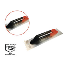 Spatule dentée en acier inoxydable avec manche en plastique et label inoxydable