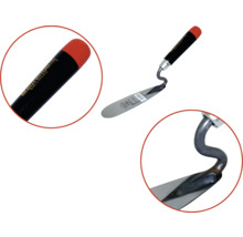 Maurerkelle mit schwarzem Griff und roter Spitze