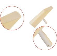 Spatule en plastique avec poignée pour le traitement des mastics