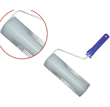 Stachelwalze mit blauem Griff zur Belüftung von Epoxidharzböden