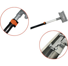 Vue détaillée d'une lisseuse avec manche télescopique et mécanisme de fixation