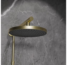 Goldene Duscharmatur mit runder Kopfbrause vor grauer Marmorwand