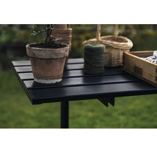 Table de jardin avec pot de fleurs, bobine de fil et caisse en bois