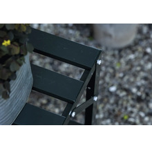 Vue détaillée d'un support à plantes en métal noir à trois niveaux