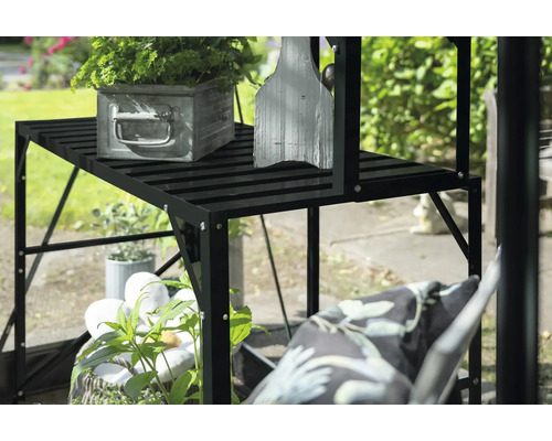 Étagère à plantes noire avec plantes et décoration dans le jardin