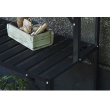 Vue détaillée d'une étagère à plantes noire avec une caisse en bois décorée
