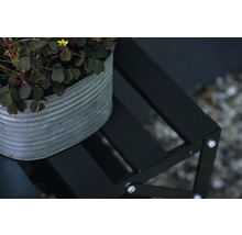 Plante décorative dans un seau en métal sur un tabouret à fleurs
