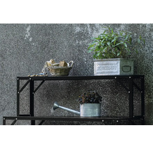 Étagère métallique noire avec des outils de jardin tels qu'un arrosoir, des plantes et un panier