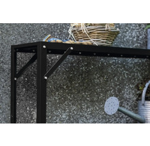 Vue détaillée d'une table de jardin noire avec décoration et arrosoir