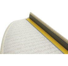 Vue détaillée d'un tapis d'escalier avec bande adhésive et profilé de fixation