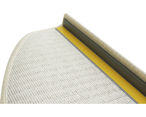 Vue détaillée d'un tapis d'escalier avec bande adhésive et profilé de fixation