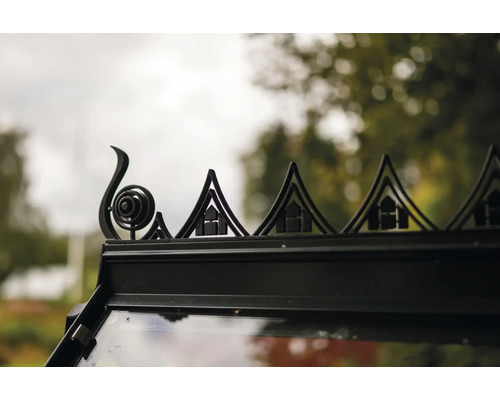 Vue détaillée de la pointe d'une serre avec des éléments décoratifs