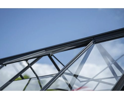 Detailaufnahme vun engem Treibhause mat enger opgemaacher Fënster.