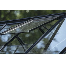 Gros plan d'une fenêtre de serre avec mécanisme d'ouverture