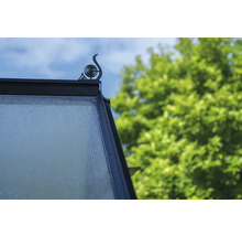 Vue détaillée du toit de serre avec moulure décorative et verre